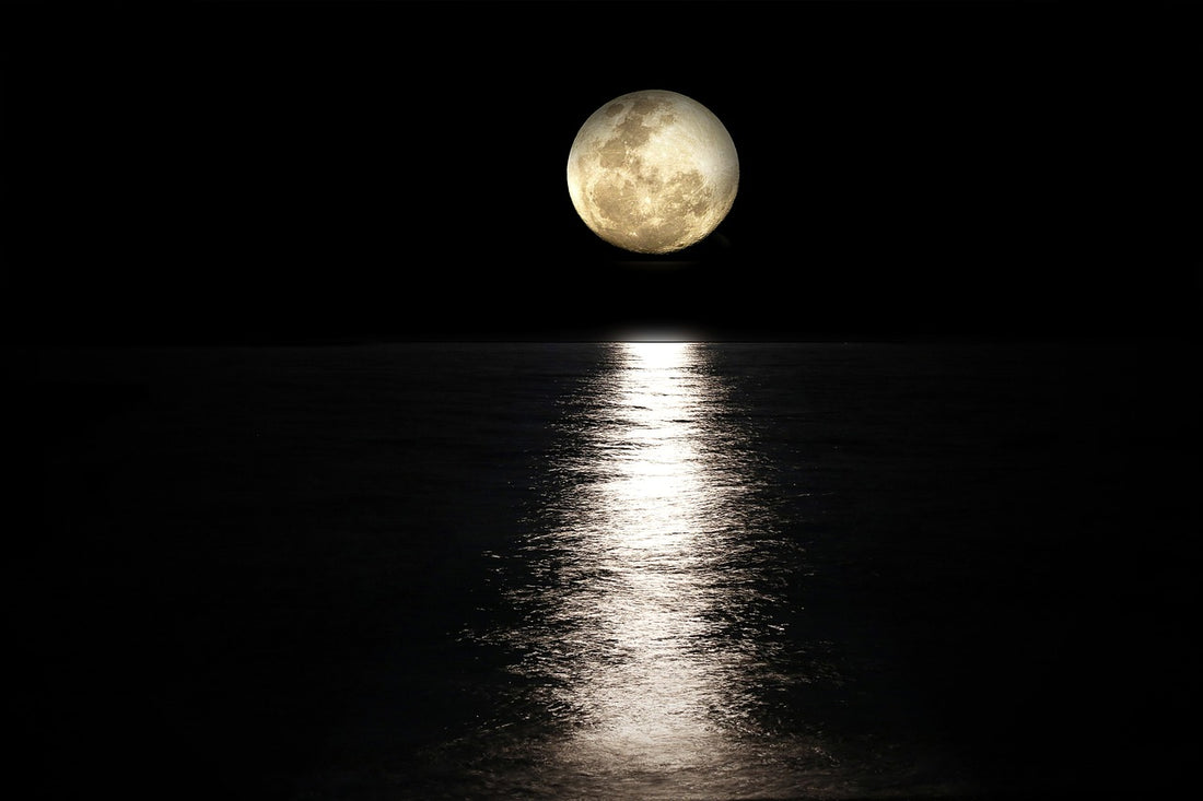 Moon in sky (Pixabay: photo-graphe)