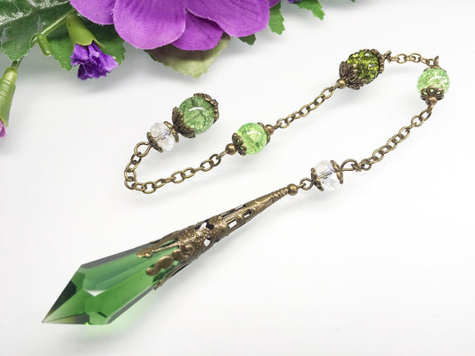 Crystal pendulum (Pixabay: ingplu)