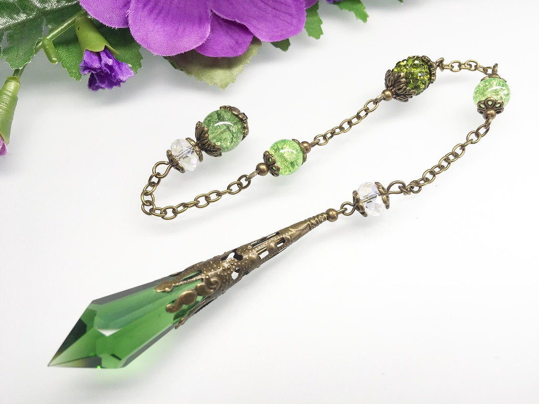 Crystal pendulum (Pixabay: ingplu)