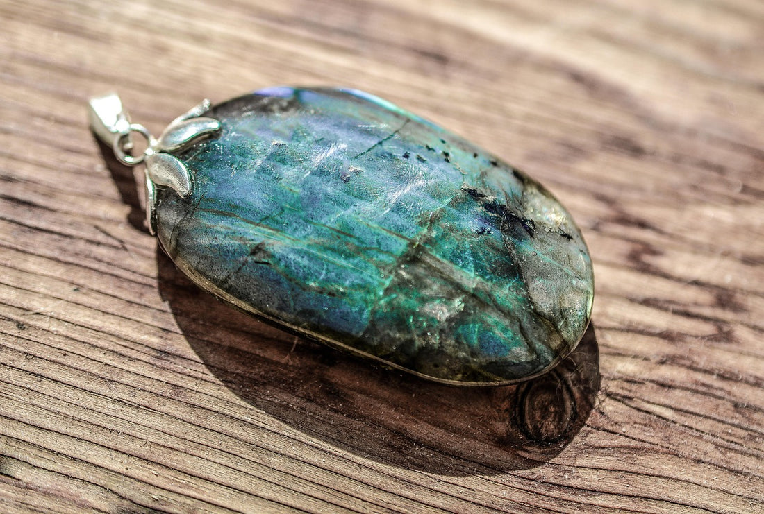 Labradorite crystal (Pixabay: monicore)