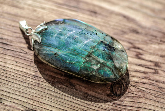 Labradorite crystal (Pixabay: monicore)